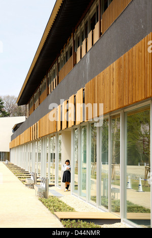 Teikyo University Elementary School, Tokyo, Japon. Architecte : Kengo Kuma, 2012. Vue latérale avec un étudiant. Banque D'Images