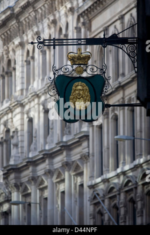 Un détail d'une ville de Londres d'orfévrerie ornate street signe sur l'angle de la Suffolk Lane et Lombard Street dans le coeur de la capitale, le quartier financier. Une couronne d'or se trouve au-dessus de la tête d'un éminent financier du 18ème siècle. De tels signes suspendus ont été interdits par Charles II, mais les répliques ont été érigés pour le couronnement d'Édouard VII en 1902. Banque D'Images