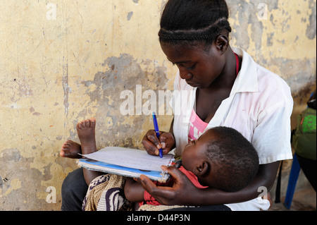 ANGOLA Kwanza Sul, les enfants à l'école au village de Sao Pedro, jeune mère avec enfant Banque D'Images