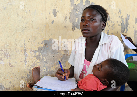 ANGOLA Kwanza Sul, les enfants à l'école au village de Sao Pedro, jeune mère avec enfant Banque D'Images