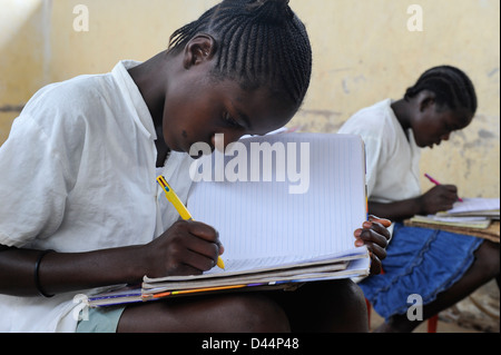 ANGOLA Kwanza Sul, les enfants à l'école au village de Sao Pedro Banque D'Images