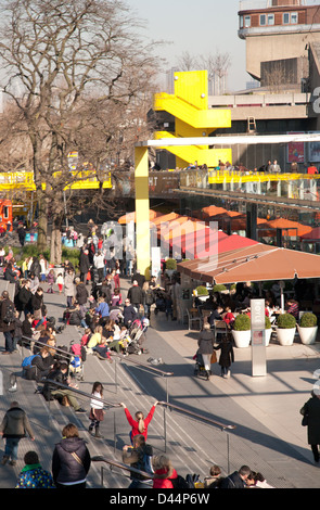 Restaurants et Tamise à pied, Southbank Centre, Londres, Angleterre, Royaume-Uni Banque D'Images