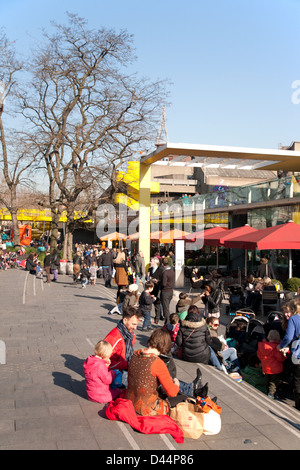 Restaurants et Tamise à pied, Southbank Centre, Londres, Angleterre, Royaume-Uni Banque D'Images