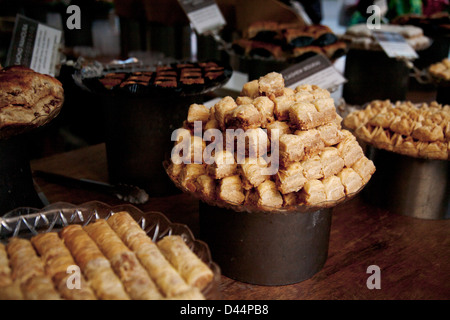 Sélection Baklava à Southbank Center market stall, Londres, Angleterre, Royaume-Uni Banque D'Images