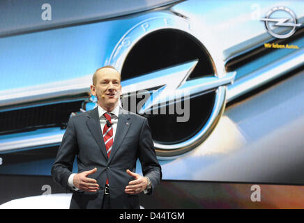 Président du conseil d'un constructeur automobile Opel, Karl-Thomas Neumann, est titulaire d'un discours lors de la première journée de la presse au 83th Salon de Genève à Genève, Suisse, 5 mars 2013. Photo : Uli Deck Banque D'Images