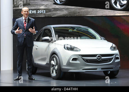 Président du conseil d'un constructeur automobile Opel, Karl-Thomas Neumann, est titulaire d'un discours qu'il se trouve en face d'un modèle de voiture de l'Opel Adam Rocks au cours de la première journée de la presse au 83th Salon de Genève à Genève, Suisse, 5 mars 2013. Photo : Uli Deck Banque D'Images