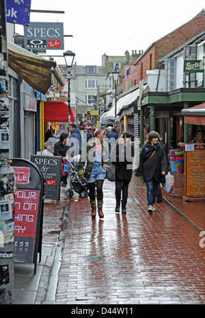 Shoppers à pied dans Kensington Gardens dans la zone de North Laine de Brighton Banque D'Images