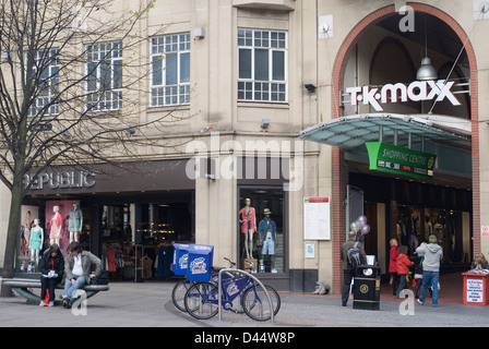 Fargate boutiques et l'entrée de l'Orchard Square Shopping Centre, Sheffield UK Banque D'Images