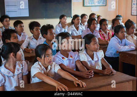 Étudiants cambodgiens en classe, à Banlung, Ratanakiri Banque D'Images