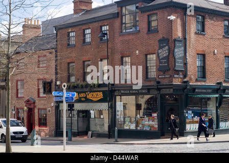 La Boutique d'herbes médicinales en osier et magasins en brique rouge sur Norfolk Street, Sheffield City Centre, Royaume-Uni Banque D'Images