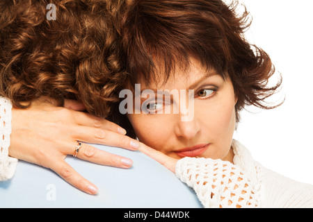 Senior adult couple avec un peu triste femme serrant son mari Banque D'Images