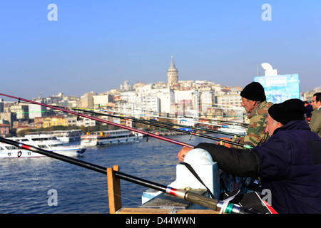 Haut de pêcheurs sur le pont de Galata à Istanbul. Banque D'Images