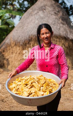 Femme cambodgienne avec bananes séchées Banque D'Images