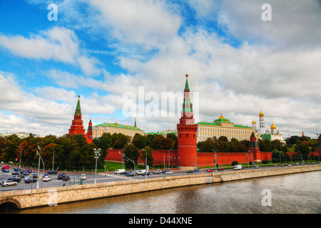 Vue panoramique du centre-ville de Moscou avec le Kremlin sur une journée ensoleillée Banque D'Images