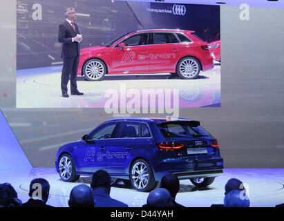 Le président du conseil d'un constructeur automobile Audi, Rupert Stadler, présente la nouvelle Audi A3 Sportback e-tron (haut) et la nouvelle Audi A3 Sportback g-tron (bas) modèles de voiture au cours de la première journée de la presse au 83th Salon de Genève à Genève, Suisse, 5 mars 2013. Photo : Uli Deck Banque D'Images