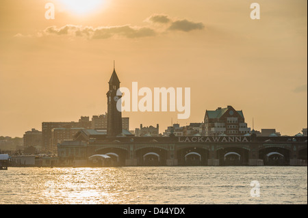 Erie Lackawanna Terminal et l'Hoboken dans le New Jersey waterfront skyline et vu de la Rivière Hudson au coucher du soleil. Banque D'Images