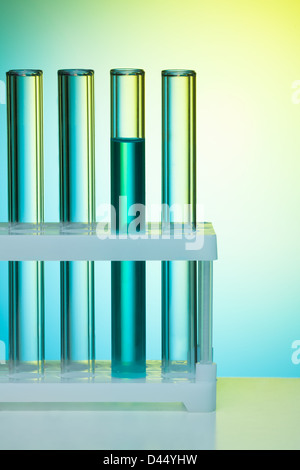 Un certain nombre de tubes à essai sur fond bleu dans le laboratoire Banque D'Images