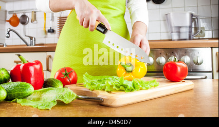 Woman's hands cutting poivron frais sur la cuisine Banque D'Images