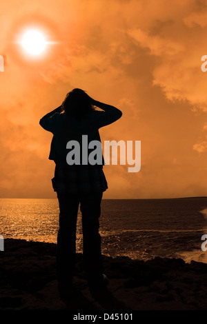 Une femme seule à bord malheureusement sur les falaises dans le comté de Clare Irlande Banque D'Images