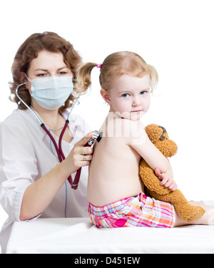 Doctor examining kid girl isolated on white Banque D'Images