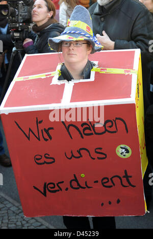 Hanovre, Allemagne. 5 mars 2013. Des centaines de démontrer mars dans le centre-ville avec des banderoles et des affiches à Hanovre. Les grèves d'avertissement effectué par les fonctionnaires a débuté ce matin en Basse-Saxe et Brême. Photo : PETER STEFFEN/dpa/Alamy Live News Banque D'Images