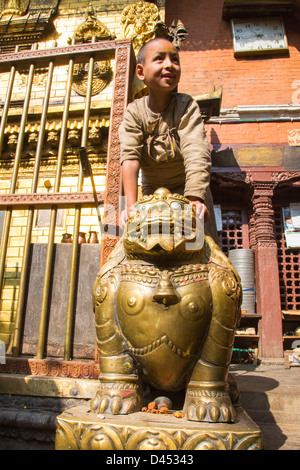 Jeune moine bouddhiste, Temple Doré ou Hiranya Varna Mahavihar, Patan (Lalitpur), Katmandou, Népal Banque D'Images