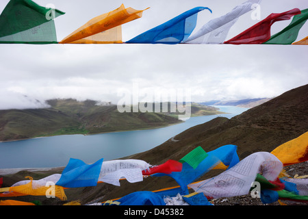 Les drapeaux de prières sur Khamba La pass (4796 m) et le lac Yamdrok, le sud de route de l'amitié, au Tibet Banque D'Images