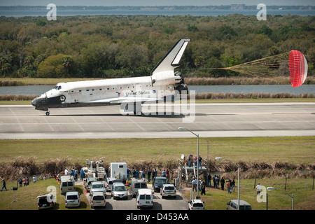 La navette spatiale Discovery a complété sa mission STS-133 avec un atterrissage réussi au Kennedy Space Center. La mission marque une étape importante dans les opérations de navette, les réalisations des astronautes et les contributions de la NASA à l'exploration spatiale. Banque D'Images