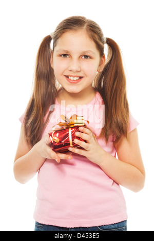 Happy teen Caucasian girl with ponytails holding petit rouge présent fort avec de l'or avec sourire sur son visage, isolé sur blanc Banque D'Images