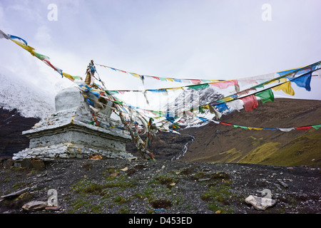 Stupa et les drapeaux de prières sur le Karo La pass (5010 m), glacier du Mt. Nojin Kangtsan (7191 m), le sud de route de l'amitié, au Tibet Banque D'Images