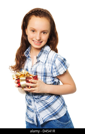 Happy teen Caucasian girl holding petit rouge présent fort avec de l'or avec sourire sur son visage, isolé sur blanc Banque D'Images