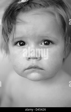 Portrait d'enfant malheureux, noir et blanc Banque D'Images