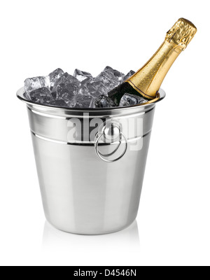 Bouteille de champagne dans la glacière avec des cubes de glace Banque D'Images