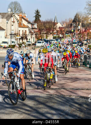 Saint-Pierre-lès-Nemours, France. 4 mars 2013. Droit du peloton à cheval rapidement, pendant la première étape de la célèbre course cycliste Paris-Nice, le 4 mars 2013 à Saint-Pierre-lès-Nemours. Credit : Radu Razvan / Alamy Live News Banque D'Images