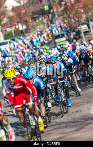 Saint-Pierre-lès-Nemours, France. 4 mars 2013. Droit du peloton à cheval rapidement, pendant la première étape de la célèbre course cycliste Paris-Nice, le 4 mars 2013 à Saint-Pierre-lès-Nemours. Credit : Radu Razvan / Alamy Live News Banque D'Images