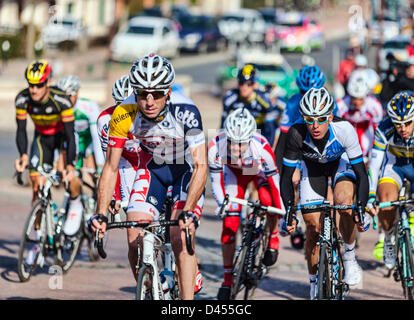 Saint-Pierre-lès-Nemours, France. 4 mars 2013. Image de l'équitation peloton pendant la première étape de la célèbre course cycliste Paris-Nice, le 4 mars 2013 à Saint-Pierre-lès-Nemours. Credit : Radu Razvan / Alamy Live News Banque D'Images