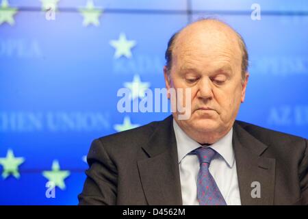 Bruxelles, Belgique. 5 mars 2013. Le ministre irlandais des Finances, Michael Noonan, photographié au cours d'une conférence de presse après la réunion du Conseil Ecofin. Credit : Bernal Revenir/Alamy Live News Banque D'Images