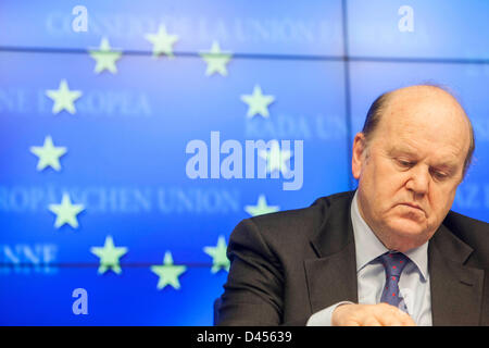 Bruxelles, Belgique. 5 mars 2013. Le ministre irlandais des Finances, Michael Noonan, photographié au cours d'une conférence de presse après la réunion du Conseil Ecofin. Credit : Bernal Revenir/Alamy Live News Banque D'Images