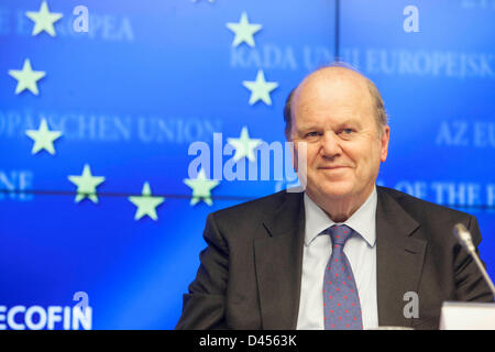 Bruxelles, Belgique. 5 mars 2013. Le ministre irlandais des Finances, Michael Noonan, photographié au cours d'une conférence de presse après la réunion du Conseil Ecofin. Credit : Bernal Revenir/Alamy Live News Banque D'Images