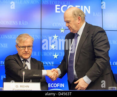 Bruxelles, Belgique. 5 mars 2013. Le ministre irlandais des finances Michael Noonan (R), serre la main du Commissaire européen aux affaires économiques et monétaires Oli Rehn lors d'une conférence de presse après la réunion du Conseil Ecofin. Credit : Bernal Revenir/Alamy Live News Banque D'Images