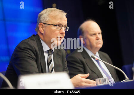 Bruxelles, Belgique. 5 mars 2013. Affaires économiques et monétaires Oli Rehn (L) et le ministre irlandais des finances Michael Noonan (R) sur la photo lors d'une conférence de presse après la réunion du Conseil Ecofin. Credit : Bernal Revenir/Alamy Live News Banque D'Images