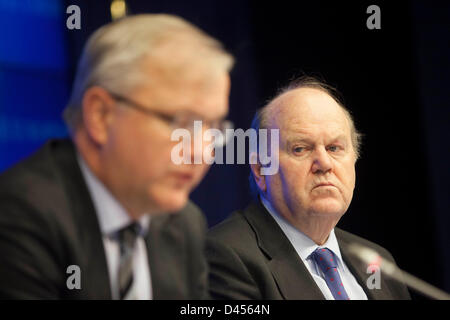 Bruxelles, Belgique. 5 mars 2013. Affaires économiques et monétaires Oli Rehn (L) et le ministre irlandais des finances Michael Noonan (R) sur la photo lors d'une conférence de presse après la réunion du Conseil Ecofin. Credit : Bernal Revenir/Alamy Live News Banque D'Images