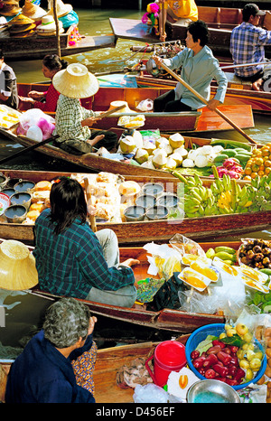 Un embouteillage de vendeurs des bateaux sur le khlong (canal) au marché flottant de Damnoen Saduak, à 100 km au sud ouest de Bangkok Thaïlande Banque D'Images