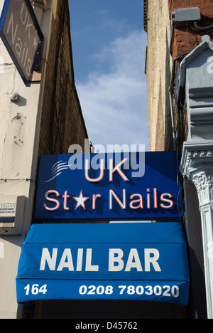 Signer et auvent pour un bar à ongles, ou manicuirsts, coincé dans un fossé entre les bâtiments à Putney, Londres, Angleterre du Sud-Ouest Banque D'Images