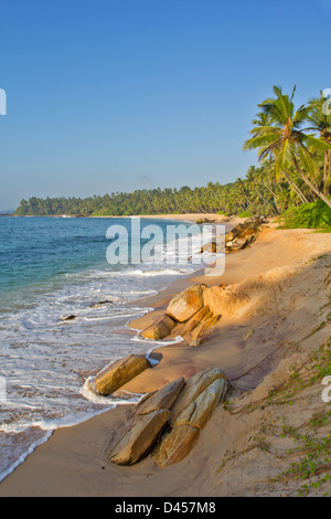 La beauté D'UNE PLAGE TROPICALE ET LES ROCHES DE LA MER DANS LE SUD DU SRI LANKA Banque D'Images