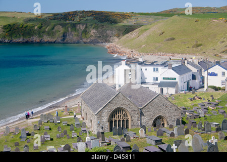 St Hywyn's Church et cimetière avec plage et baie derrière la péninsule de Llŷn Aberdaron Gwynedd North Wales UK Banque D'Images
