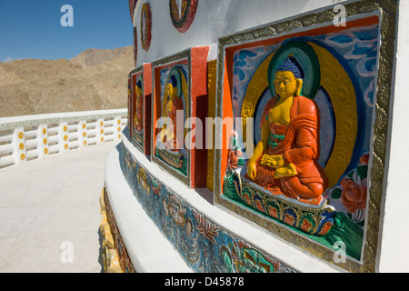 Rangée de Bouddhas méditant sur le côté de la Shanti Stupa, Leh, Ladakh (Jammu-et-Cachemire), Inde Banque D'Images