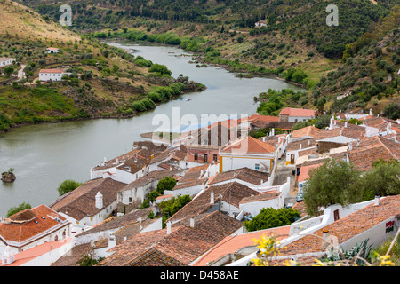 Mértola, vue sur toit et River Guadian de Château Maure, District de l'Alentejo, Portugal, Europe. Banque D'Images