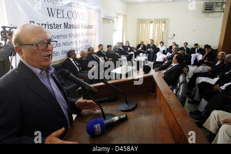 L'ancien gouverneur de Khyber Pakhtunkhwa, avocat Masood Kausar adresses à fonctionner organisé par l'Association du Barreau de la Haute Cour est tenue à haute cour locaux à Peshawar le Mardi, Mars 05, 2013. Banque D'Images