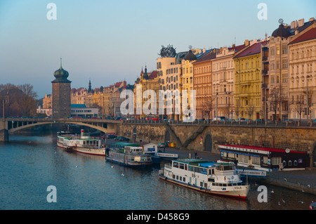 Vltava River Embankment en face de Rasinovo nabrezi, rue Riverside nouvelle ville Prague République Tchèque Europe Banque D'Images